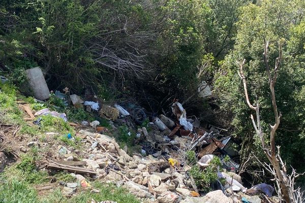 Les cercueils se trouvaient au milieu de cette décharge sauvage, sur la route départementale qui relie Bigorno à Murato.