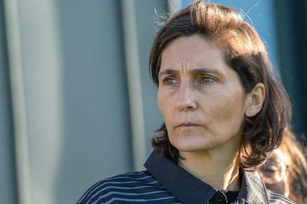 La ministre des sports Amélie Oudéa-Castéra a réagi sur Twitter à l'affaire Clarisse Crémer, écartée par Banque Populaire avant le Vendée Globe 2024 à cause notamment de sa maternité, qui lui a fait perdre du temps pour les qualifications du tour du monde.