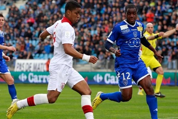 Le Lillois Franck Beria (g) face au défenseur bastiais Jacques Faty, le 21 avril, au stade Armand-Cesari