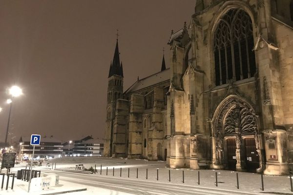 La basilique Saint-Rémi, à Reims, sous la neige.