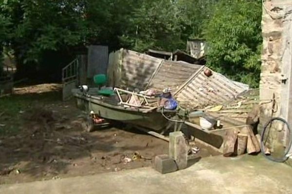 Coulées de boue, et dégâts matériels. Deux jours après le déluge, les stigmates des inondations sont toujours visibles à Auzon.