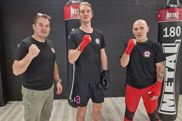 Paul Mirabel (au centre) à la Fight Academy de Besançon, entouré de Alain-Jean Danesi (à droite) et du président de la salle, Thierry Holtz.