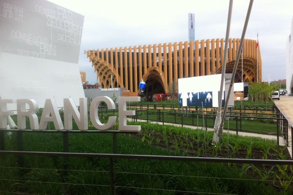 Milan : Le pavillon français avec son espace jardin et à l'arrière plan le pavillon italien en béton blanc