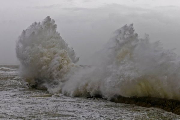 Vagues se fracassant sur une jetée