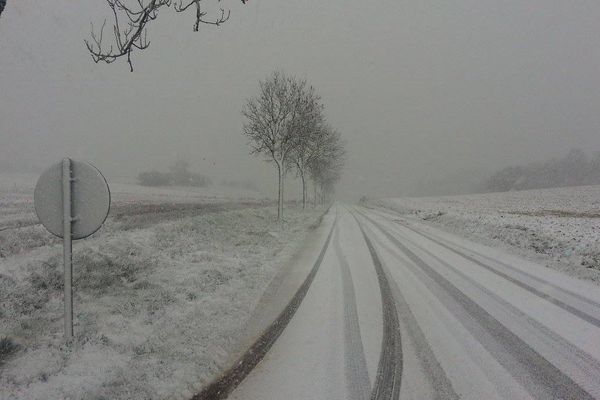 Une fine couche de neige a recouvert les routes, ce lundi matin, à Fiefs, dans le Pas-de-Calais