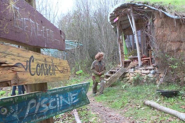 L'habitat de François en Corrèze, une cabane écologique construite avec des matériaux locaux, comme la pierre, la terre et la paille.