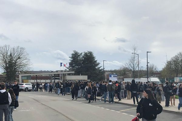 Les trois lycées de la cité scolaire à Amiens ont été évacués.