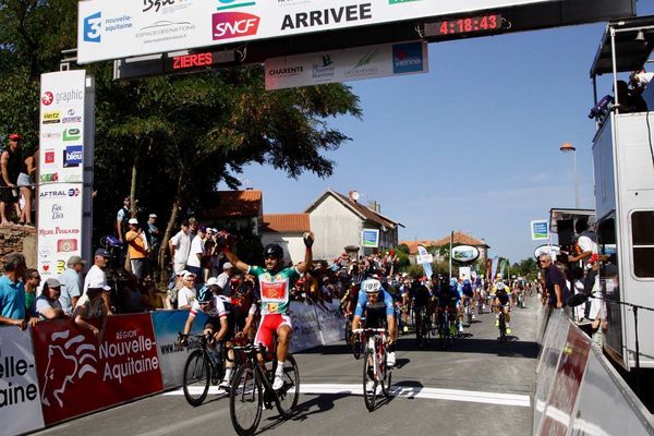 Nacer Bouhanni (Cofidis) s'impose à Roumazières-Loubert (Charente), pour la 2e étape du Tour Poitou-Charentes