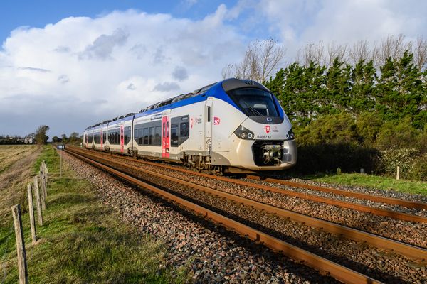 Une personne est morte après avoir été percutée par un train sur la ligne Poitiers-La Rochelle, ce 21 novembre 2024. Photo d'illustration