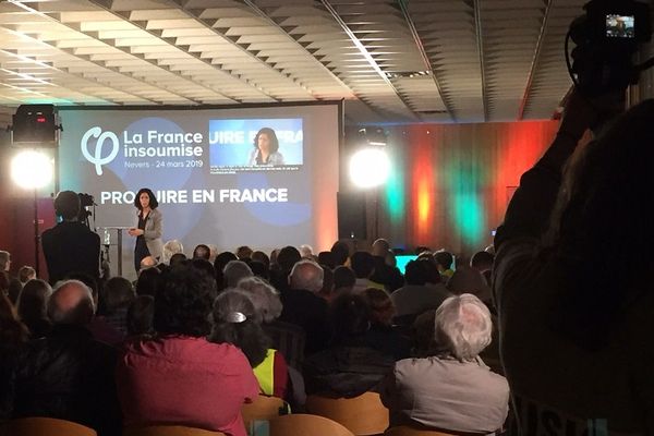 La tête de liste de la France insoumise aux élections européennes, Manon Aubry, lors du meeting à Nevers, le 24 mars 2019