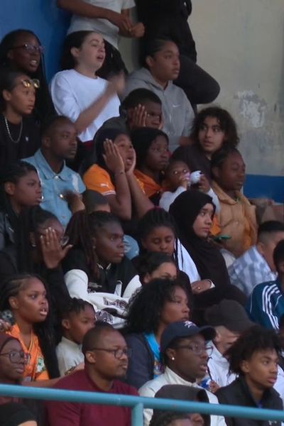 Dans les tribunes les spectateurs sont venus assister à la CAN des quartiers, en pleine soirée électorale.