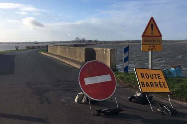 Après les fortes pluies et les vents de la tempête Dennis, place aux inondations, ici route de Lison près de la Cambe (14)