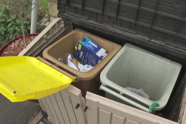 Deux poubelles sont désormais à disposition pour les habitants qui sont invités à trier leurs déchets.