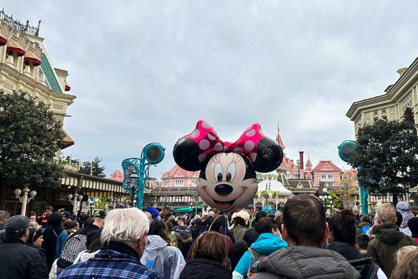 Les visiteurs du parc Disneyland Paris en avril 2024