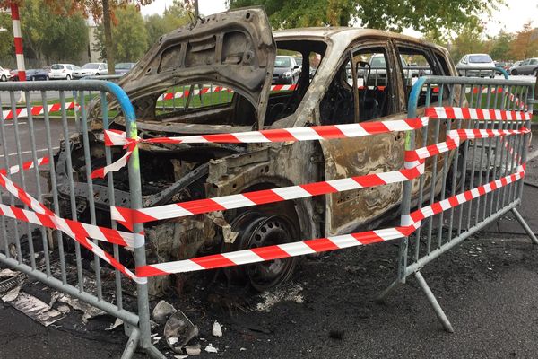 Les deux voitures ont été incendiées sur le parking de la place du Pâtis à Montargis (Loiret). 