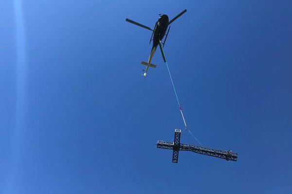 Un hélicoptère emporte la Croix vandalisée au sommet du Pic Saint-Loup.