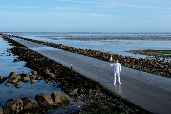 Relais de la flamme des Jeux Olympiques de Paris 2024, avec Tom Kristensen sur le passage du Gois, le 4 juin 2024