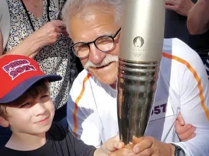 Noé, 5 ans, et Alain Leroy, relayeur de la flamme olympique.