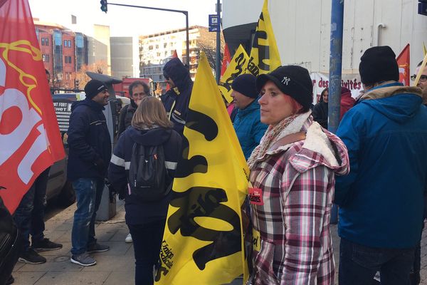 Une cinquantaine de salariés et de représentants syndicaux sont venus d'Isère et des deux Savoie pour manifester contre la souffrance au travail, ce jeudi 8 décembre 2016, à Grenoble.