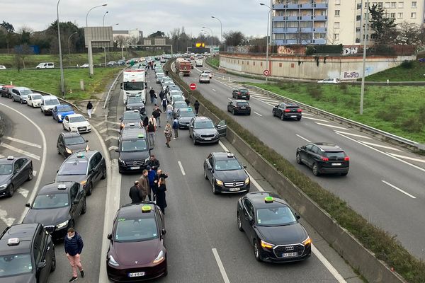 Lors de leur mouvement mercredi 24 janvier, les taxis ont bloqué l'A621 juste avant la rocade à Toulouse (Haute-Garonne).