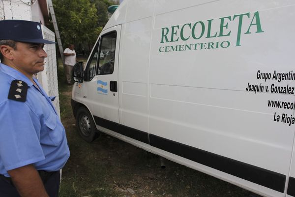 Arrivée à la morgue des corps des victimes de l'accident 