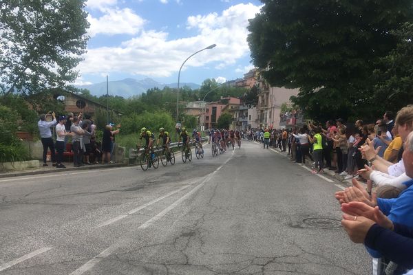 Peloton maillot rose à Pratola (Abruzzes) avec Pinot.