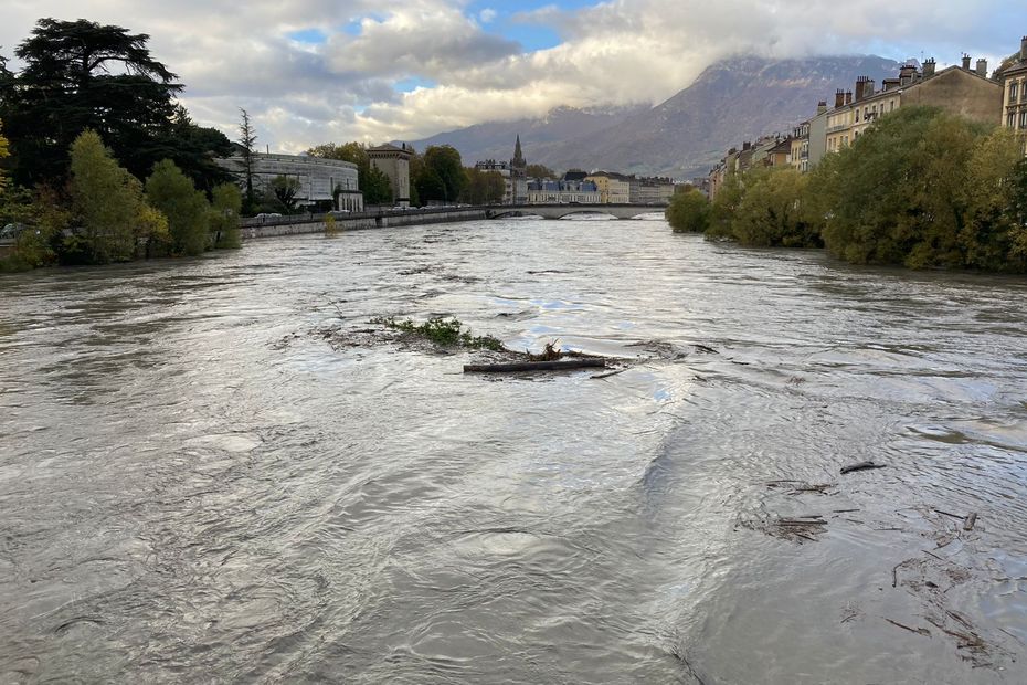 Record Flooding in Isère: Roads Closed, M’TAG Installations Threatened