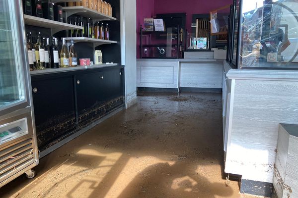 L'intérieur de la boulangerie, sur la place du village.