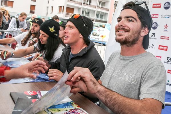 Les meilleurs riders de la planète en séance de dédicaces au High Five Festival. A droite Ben Valentin.