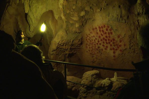 Visite de la grotte Chauvet 2 à la lampe torche.