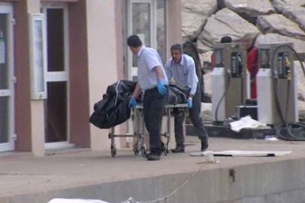 Sous cette couverture, le corps du jeune SDF marocain repêché en début d'après-midi dans le port de Toga. 

