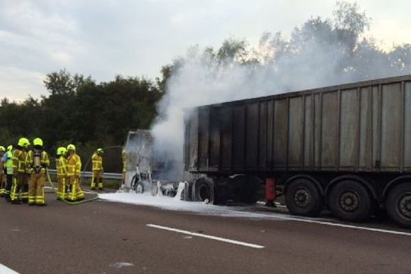 Le camion a pris feu sur l'A6, mardi 30 septembre 2014.