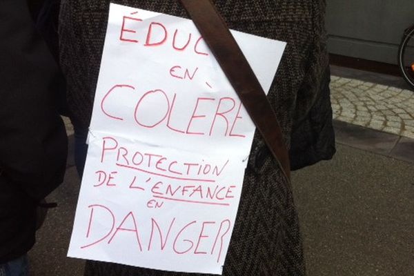 Une professionnelle de la protection de l'enfance manifeste sa colère lundi matin devant le Conseil départemental du Puy-de-Dôme.