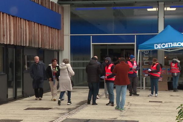 Manifestation devant le magasin Decathlon Campus de Villeneuve d'Ascq.