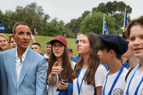 Les huit lycéens ont pu rencontrer Nikos Aliagas, maître de cérémonie de l'allumage de la flamme olympique en Grèce.