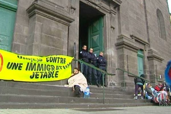 Nuit difficile pour les familles de sans papiers : Incendie, évacuation et une rentrée scolaire gâchée pour les enfants. Dans l'attente d'une solution d'hébergement, les familles sont restées sur le parvis de l'église en plein centre-ville de Clermont-Ferrand.