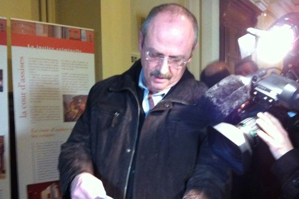 Denis Parise ancien secrétaire du comité d'entreprise de Molex (CGT) lit la décision de la cour d'appel de Toulouse le 7 février 2013