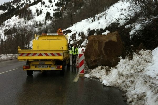 Un rocher de plusieurs tonnes est tombé sur la route de l'Alpe d'Huez