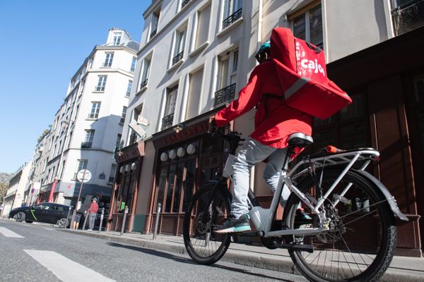 Un livreur transportant une commande venant d'un dark store à Paris