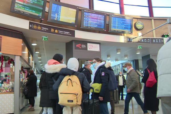 Le hall de la gare de Dijon, vendredi 17 décembre, veille des congés de fin d'année.