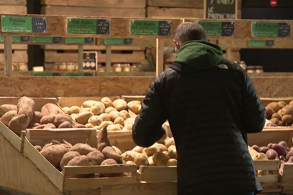 Entre budget limité et confiance abimée, les consommateurs ont du mal à acheter français.