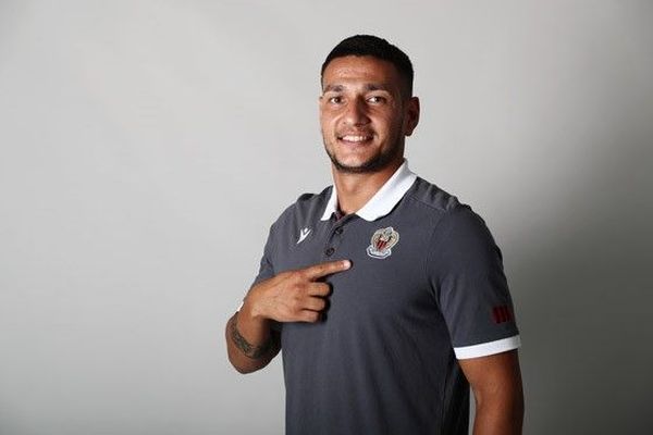 Rony Lopes arbore le maillot de l'OGC Nice.