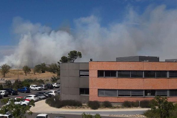 Un gros feu vient de se déclarer à Grabels, près de Montpellier, dans l'Hérault. Des habitations sont menacées - 28 juillet 2017