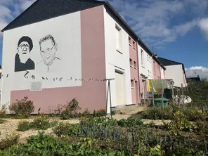 Une fresque en hommage aux deux créateurs de la cité Emmaüs lavalloise.