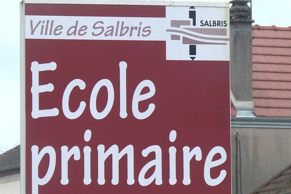 Une enseignante d'une école primaire de Salbris harcelée sur les réseaux sociaux depis un tweet du maire LR de la commune, Alexandre Avril.