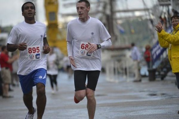 L'arrivée sur les quais rive gauche des participants au footing de l'Armada.