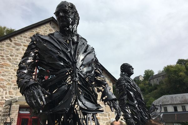 Les sculptures sont exposées à Treignac, près de la galerie du Vieux Pont.