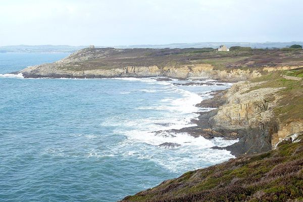 Plomodiern : la pointe de Tal ar Grip (Talagrip) vue du sud depuis la pointe de Ty Mark (Ty March)