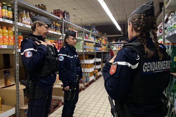 Contrôles de gendarmerie aux abords des commerces et des grandes surfaces de Brive en cette période de fin d'année