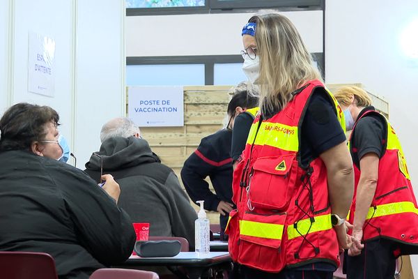 Les sapeurs-pompiers des Landes en charge de la vaccination à la salle du petit bonheur de Mont-de-Marsan tous les dimanches du mois de janvier 2022.